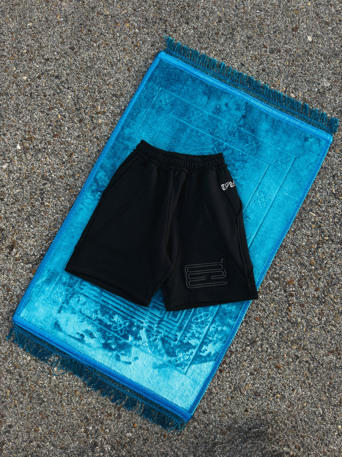ESSENTIAL BLACK SHORT