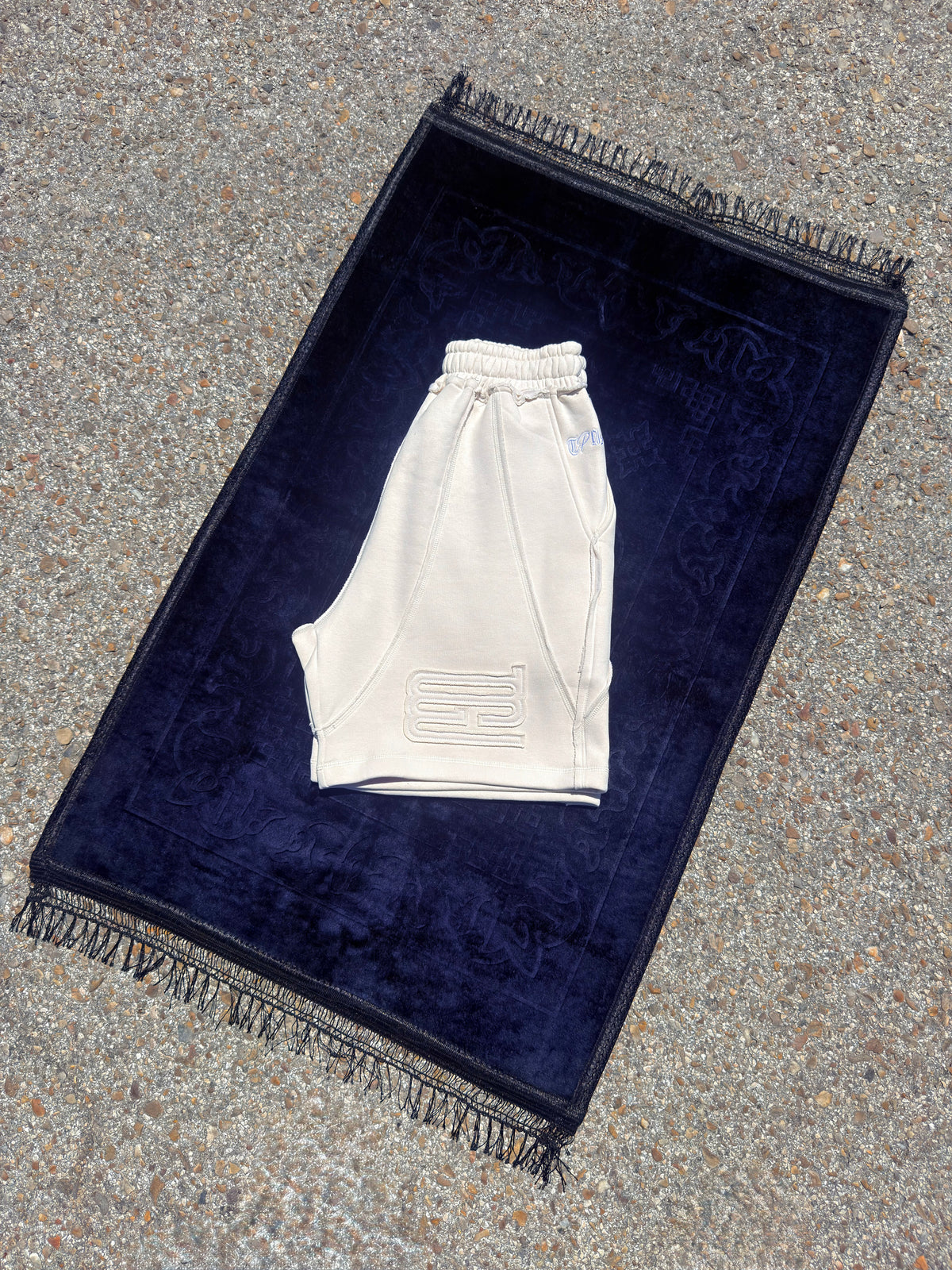 ESSENTIAL CREAM SHORT